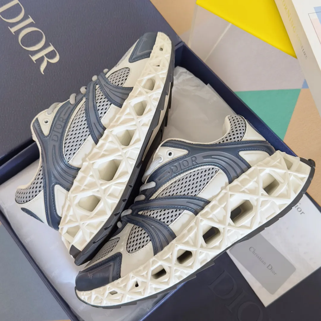 【DIOR】P:800💰 Men's 39-44. (Male 45.46 custom-made) Dior kawa Dior joint 2025ss casual sports shoes‼ ️ Reinterpret running shoes with dior’s haute couture style. b35 is made of fine-textured leather and mesh fabric materials. It can be worn in all seasons, is comfortable and breathable, and has many lines on the shoe body to outline details. It has a full retro three-dimensional feel and can create a casual look all year round!